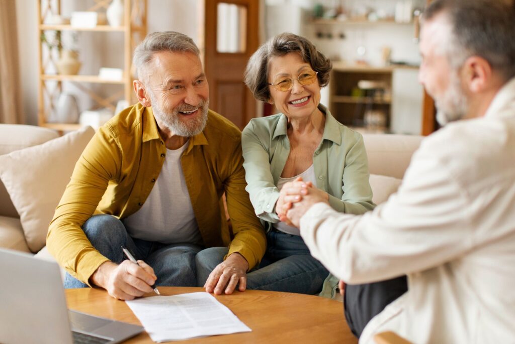 Seniors et avocats qui constituent un dossier probatoire