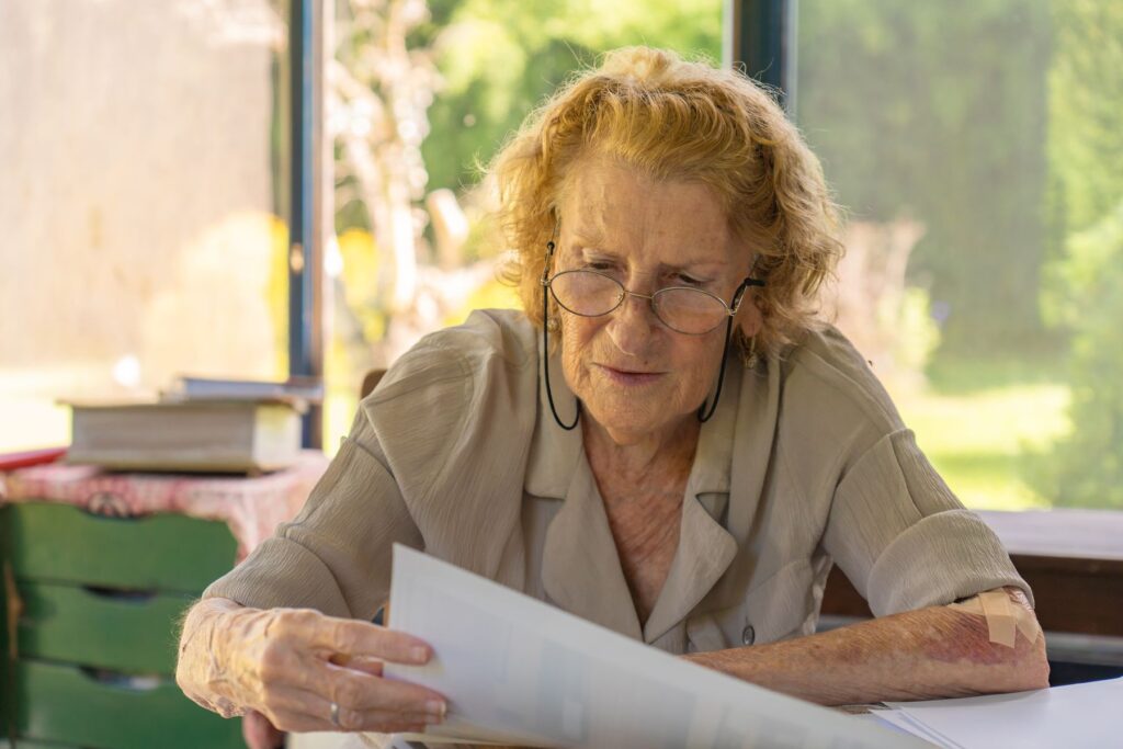 Senior qui étudie le règlement intérieur et la charte de vie collective