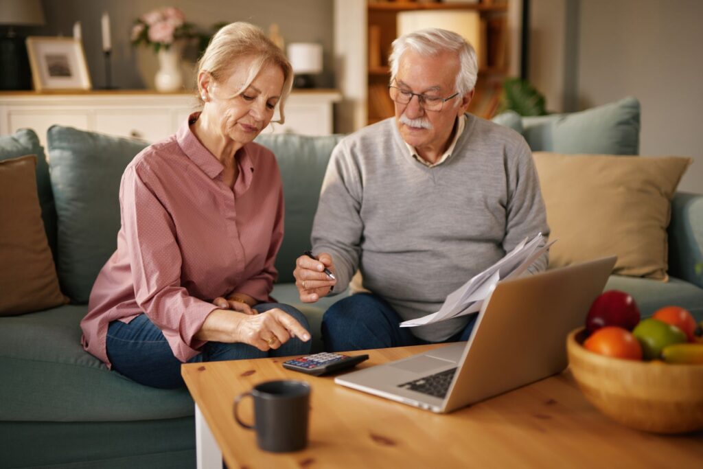 seniors comparant les tarifs des EHPAD privés et publics