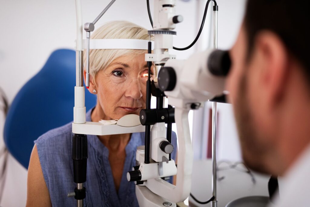 femme senior en consultation pour des troubles de la vue