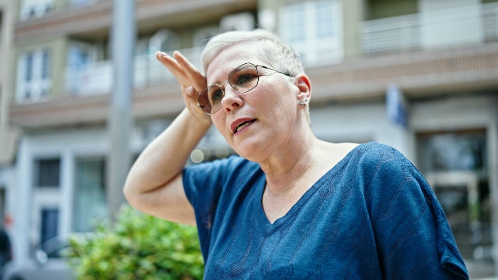 senior transpirant durant la canicule