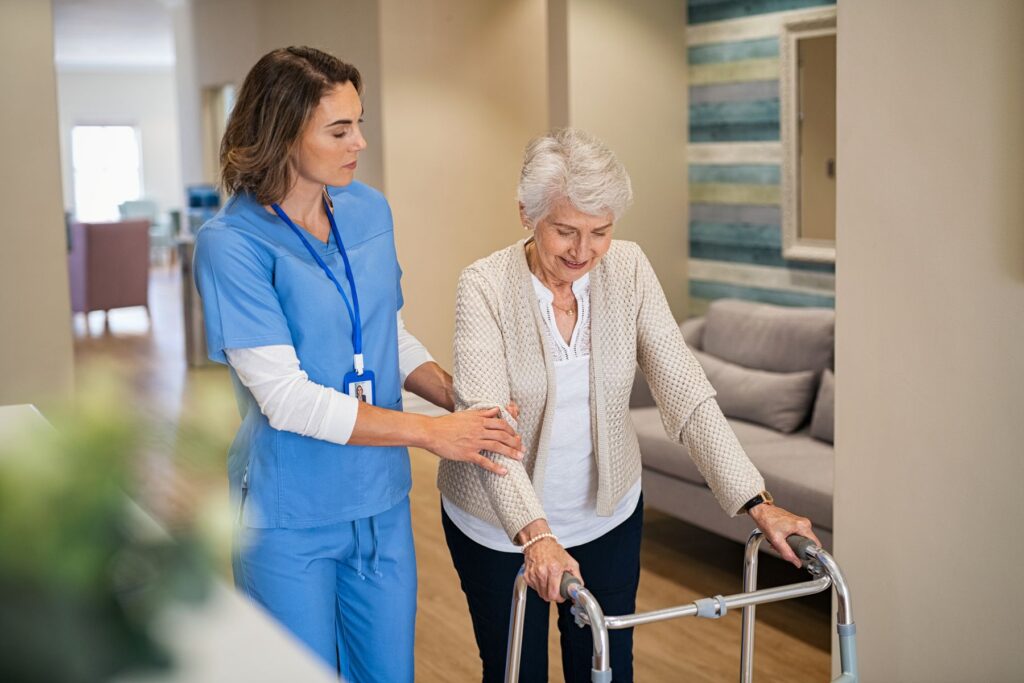 Senior profitant d'un accueil temporaire en EHPAD