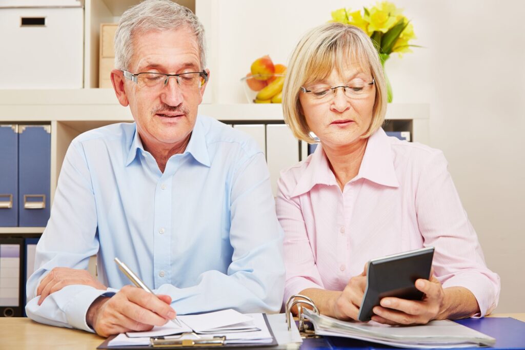 couple de seniors regardant les conditions pour bénéficier du crédit d'impôt pour l'adaptation du logement