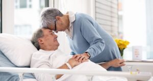 EHPAD : faut-il attendre la fin… ou demander des soins palliatifs pour un proche ?