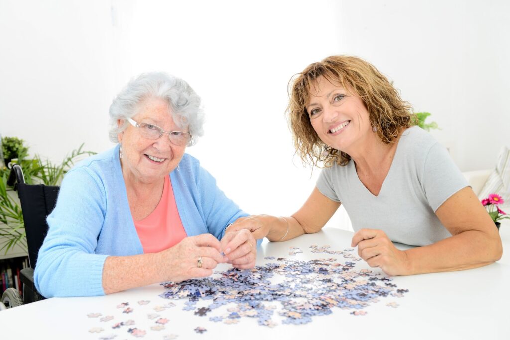 senior faisant un puzzle en atelier mémoire