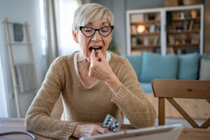 Compléments alimentaires après 70 ans : utiles, inutiles ou dangereux ?