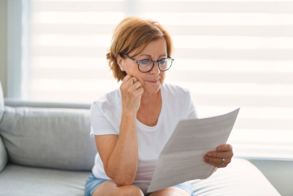 Senior qui cherche à comprendre ce qui compose le coût d'une maison de repos