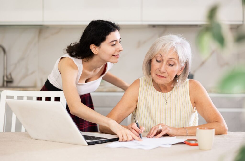 femme senior découvrant les villages seniors