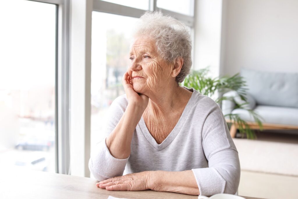 Senior qui réfléchi à rentrer chez lui ou passer en centre de convalescence