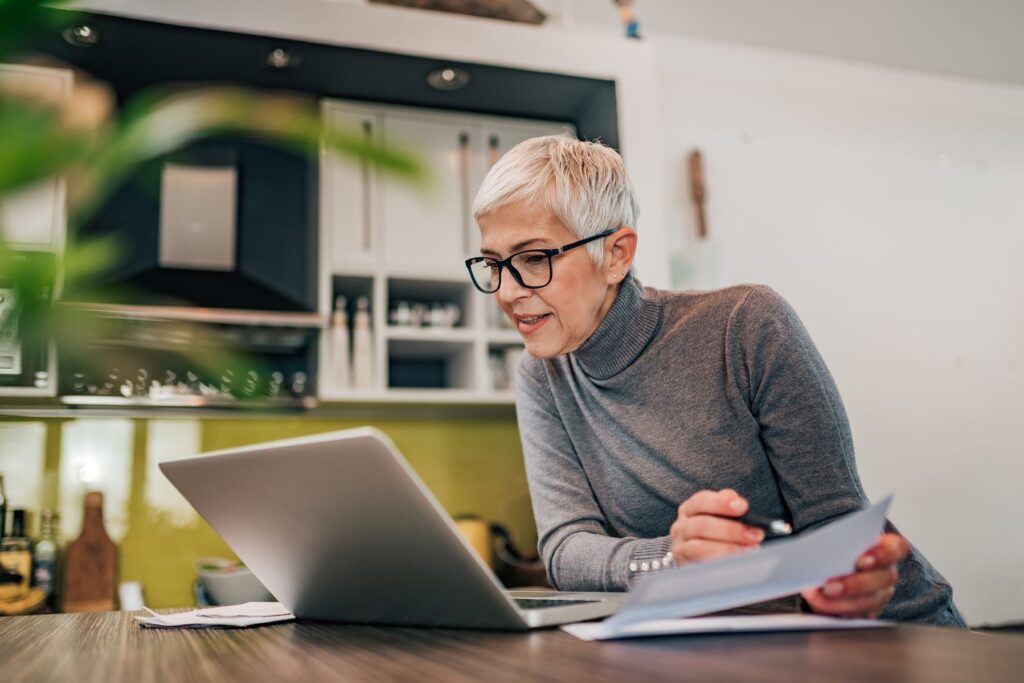 femme senior découvrant la hausse des prix en EHPAD