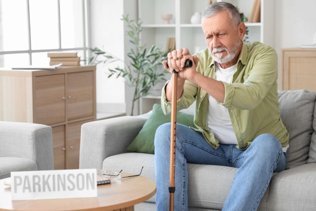 Senior atteinte de Parkinson avec les symptômes d'une fin de vie