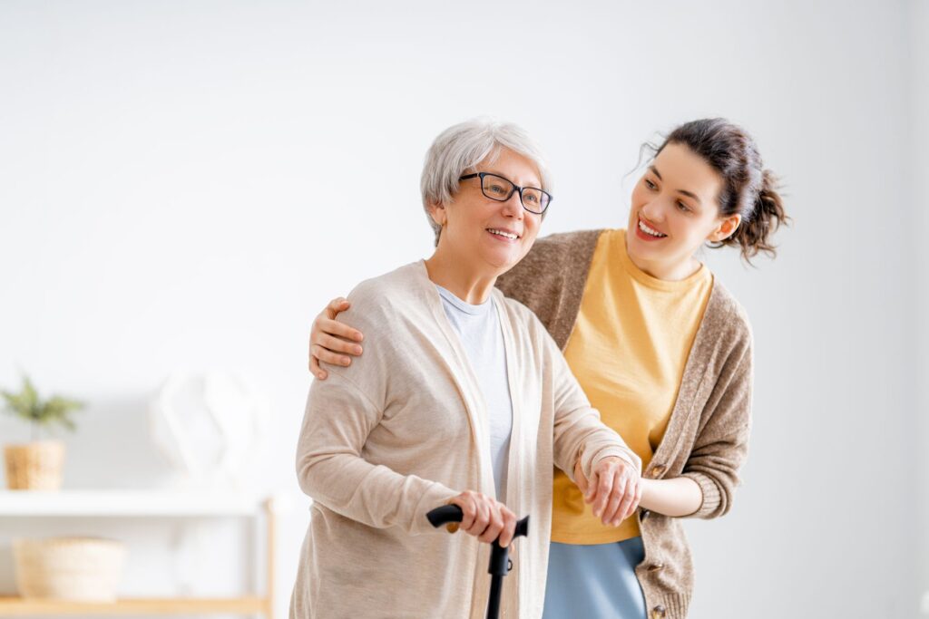 Aidante qui écoute les préférences de son proche senior