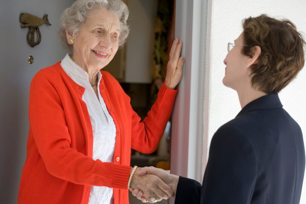 Senior qui visite un établissement
