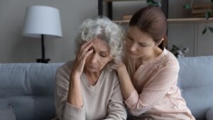 Le père est décédé, mère vivante : voici les droits de succession pour la maman et les enfants (maison familiale comprise)