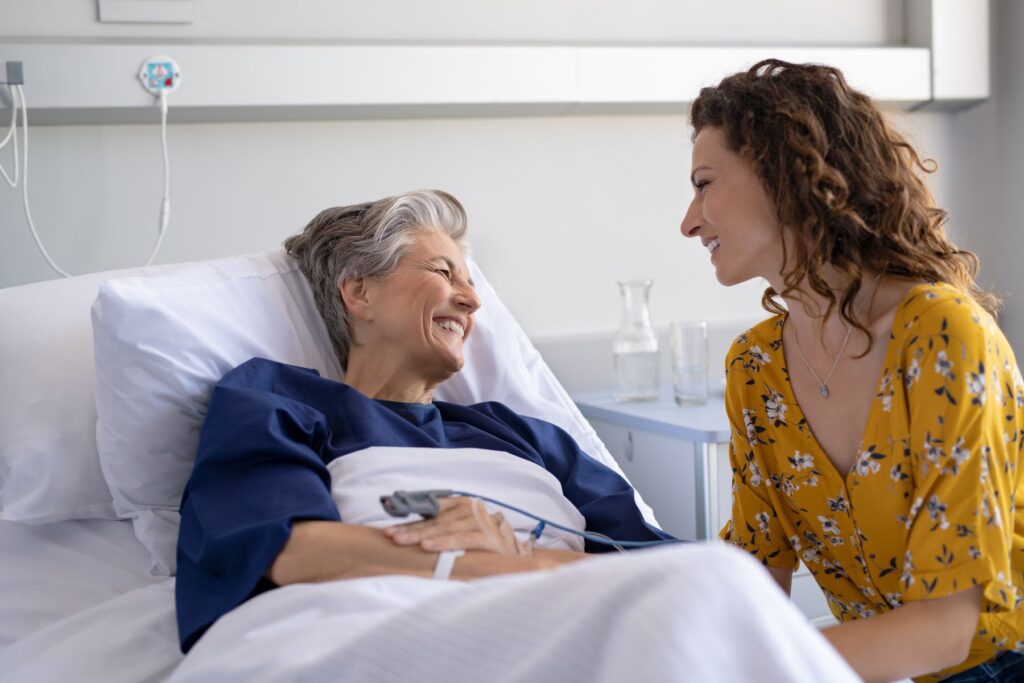 Senior en soin palliatif avec sa fille