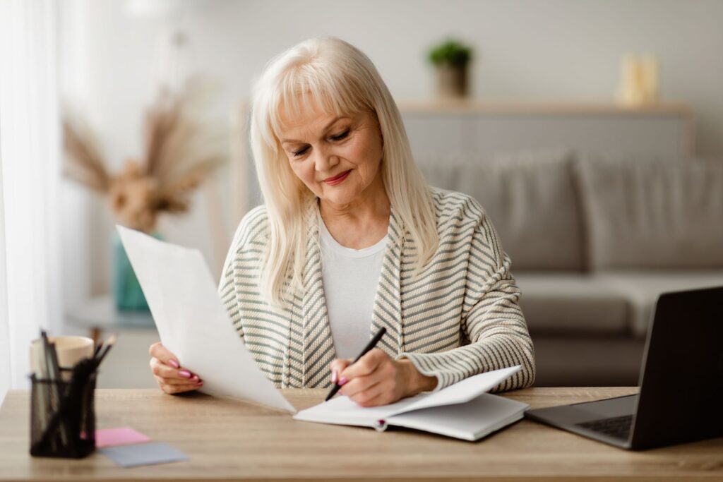 femme senior faisant une demande d'habilitation familiale
