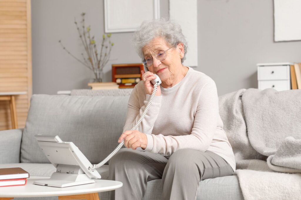 Senior qui préserve les liens en contactant ses enfants