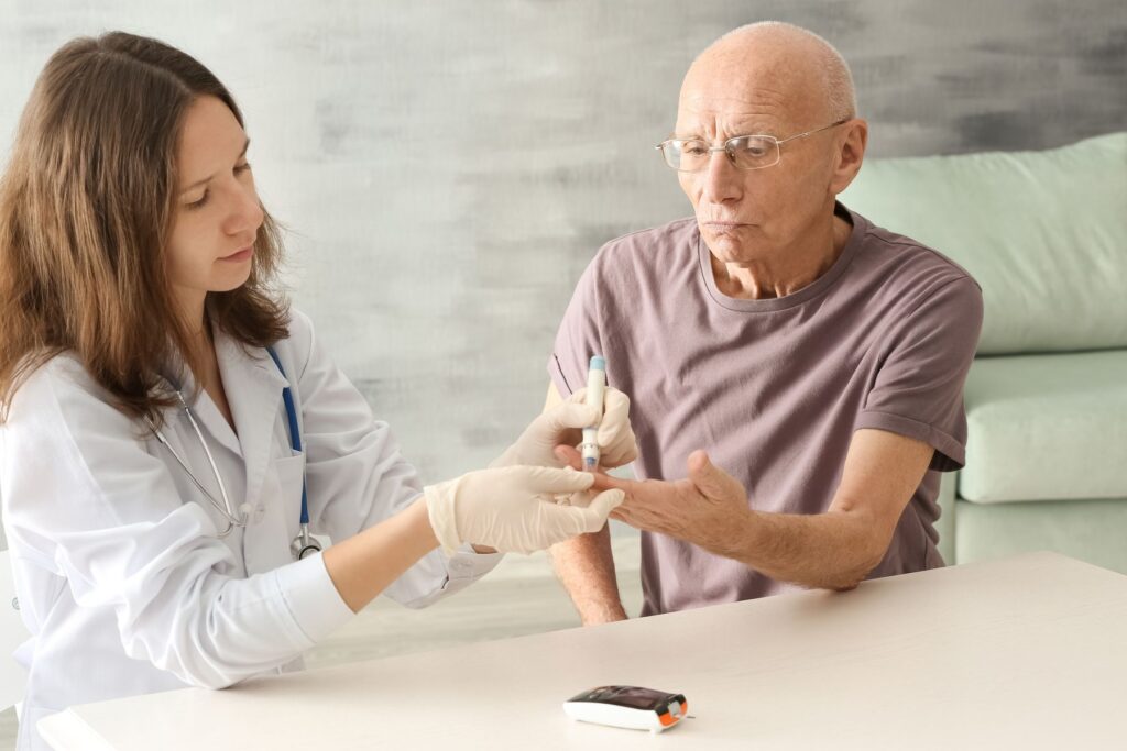 senior Alzheimer faisant un test pour le diabète