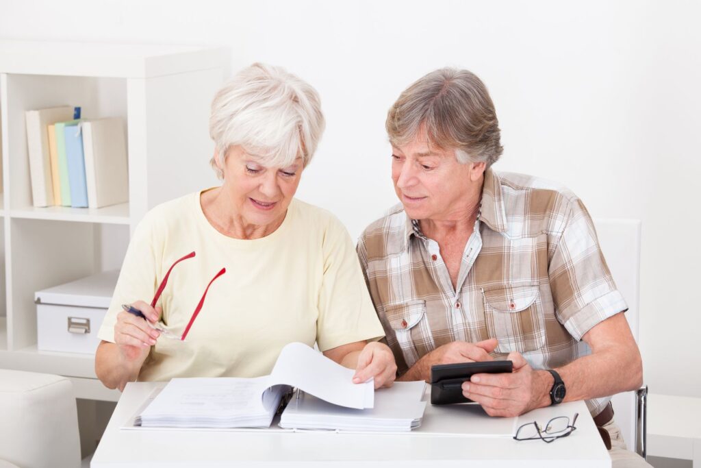 seniors calculant le montant mensuel de leur EHPAD