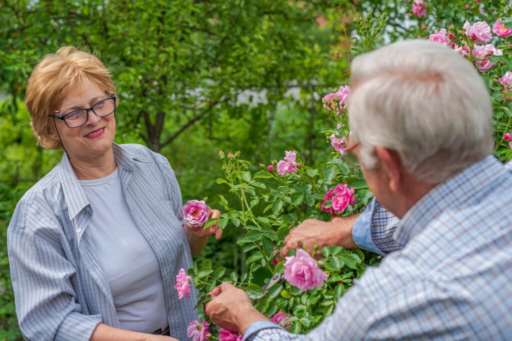 femme senior avec un voisin en résidence senior