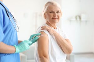 Seniors à domicile ou en EHPAD tout savoir sur la campagne de vaccination grippe et Covid 2025