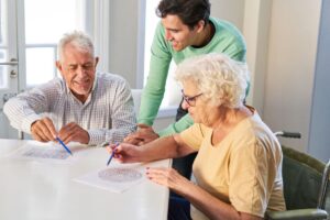 Gérer l’agitation chez une personne Alzheimer techniques douces et traitements possibles