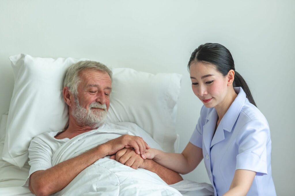 Senior recevant des soins palliatifs à domicile