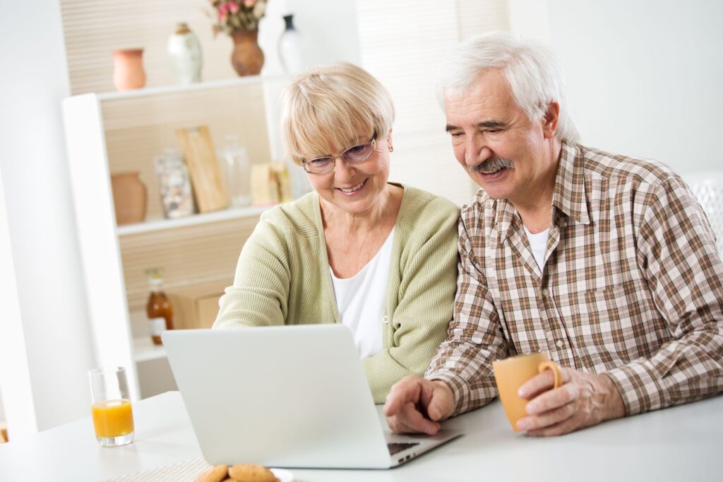 seniors découvrant le cumul ASPA retraite