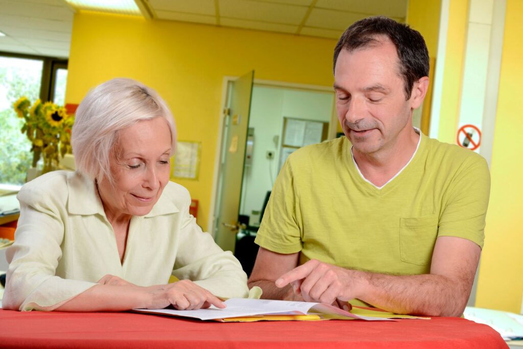 Senior qui vérifie avec son aidant les points de vigilance et erreurs à éviter