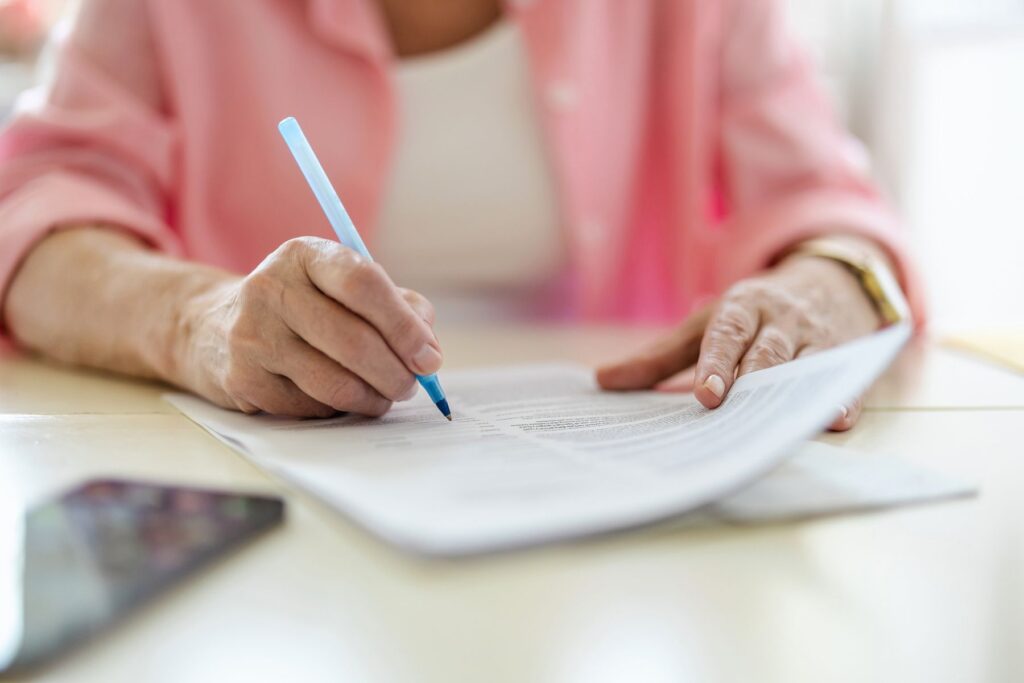 senior calculant le coût d'un EHPAD Alzheimer