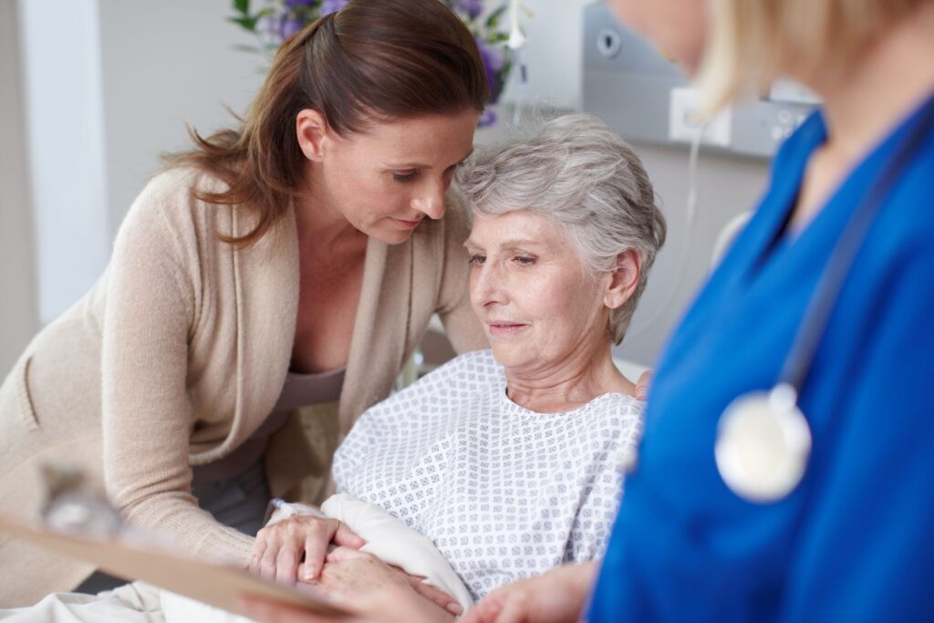 femme senior en GIR 2 recevant des soins en EHPAD