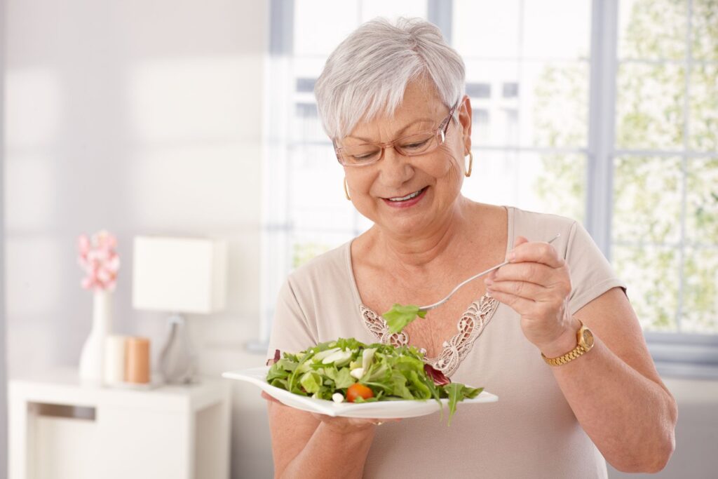Senior qui mange une assiette composée pour le diabète
