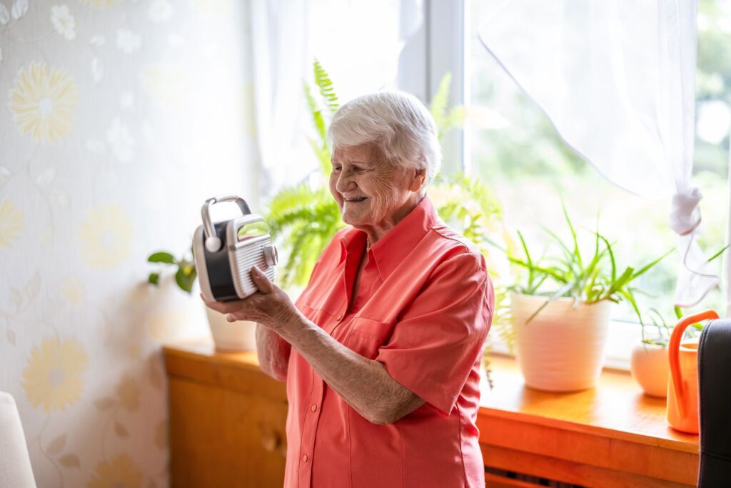 senior Alzheimer écoutant de la musique apaisante