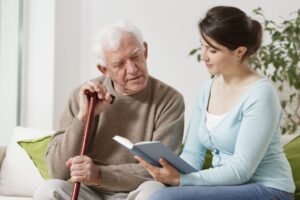 Comment stimuler un proche Alzheimer grâce à la lecture ?