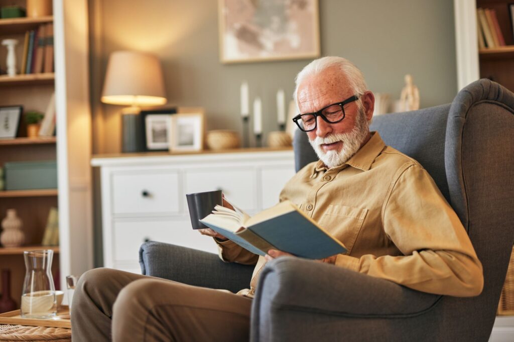 Senior qui bénéficie de la stimulation de la lecture