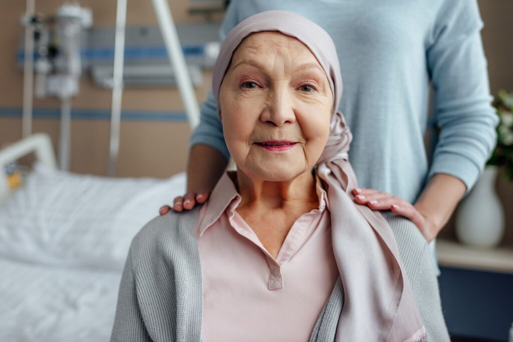 Senior avec un cancer en phase terminale disposant de soins palliatifs