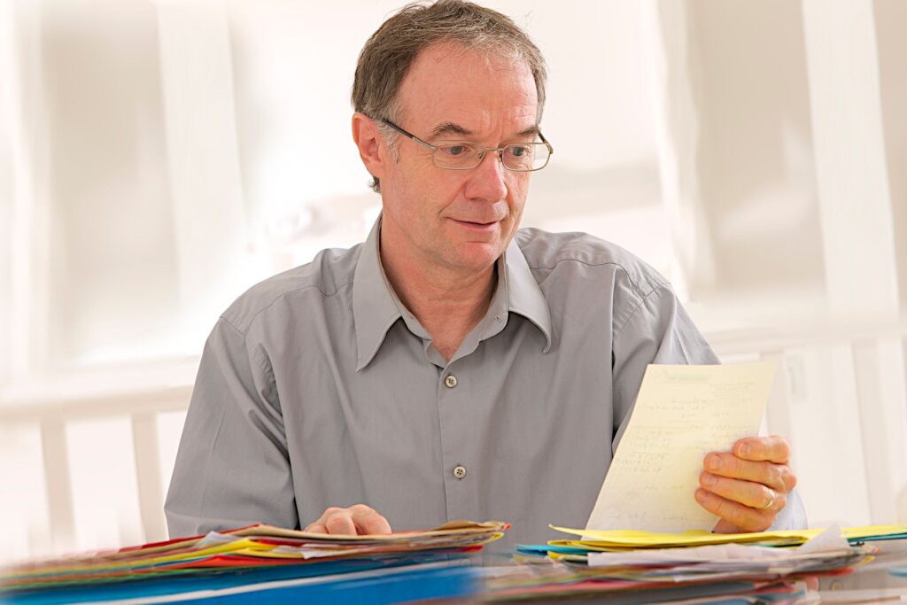 Senior qui engage une contestation pour un trop perçu en EHPAD