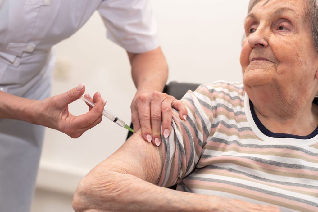 femme senior concernée par la campagne de vaccination contre la grippe
