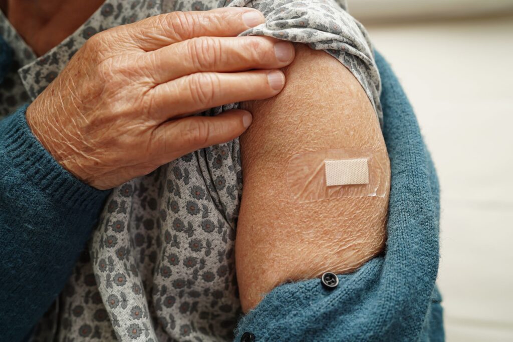senior après avoir reçu une dose du vaccin contre la grippe