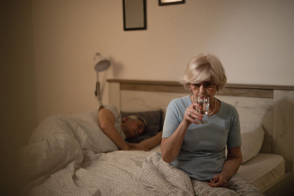 Senior avec une soif inhabituelle, surtout la nuit
