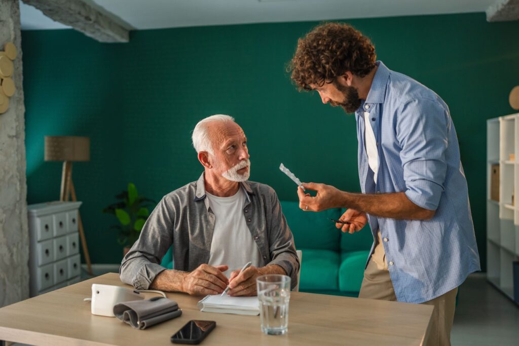 Aidant fatigué qui s'occupe de son proche senior