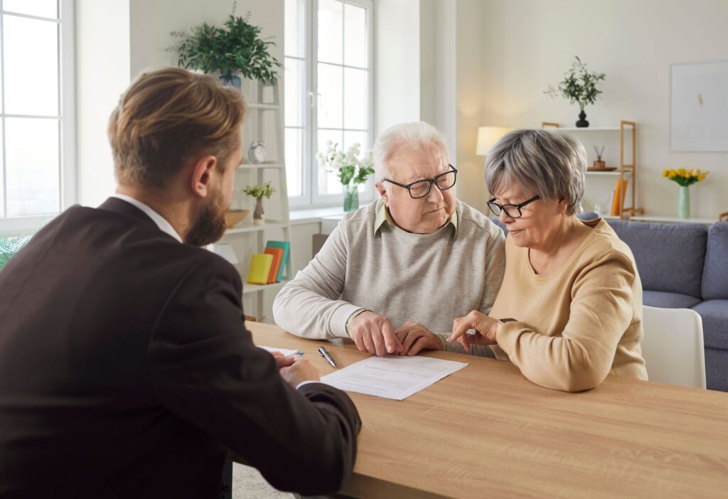 couple de seniors en EHPAD découvrant leurs droits à l'APA en 2025