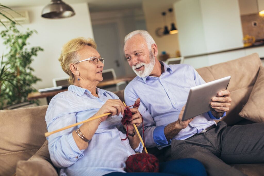 seniors rédigeant une lettre de motivation pour entrer en EHPAD