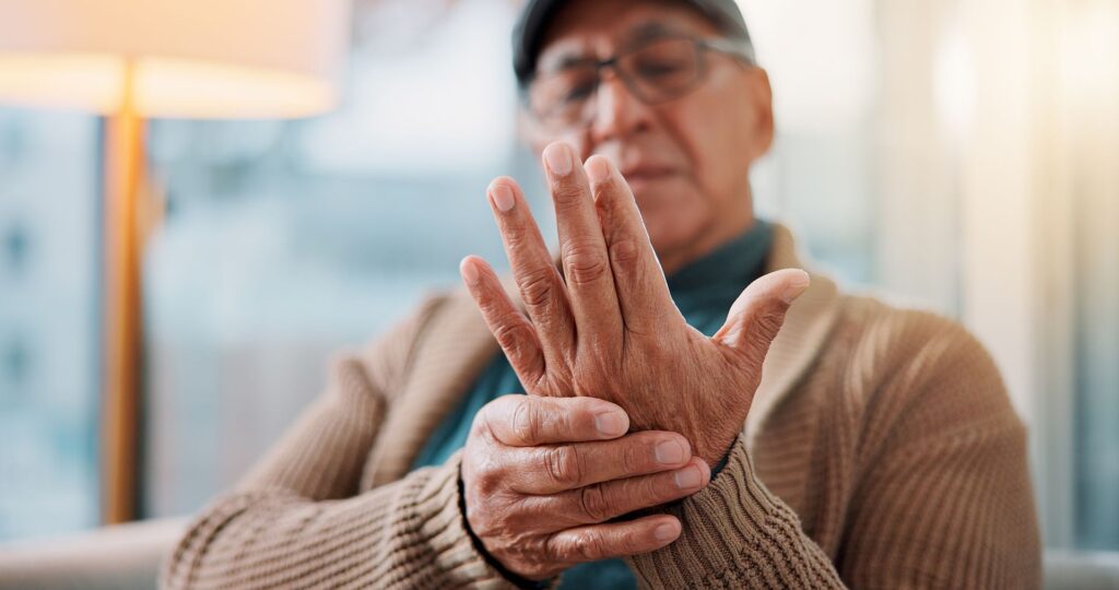 Senior atteint de tremblement et de lenteur