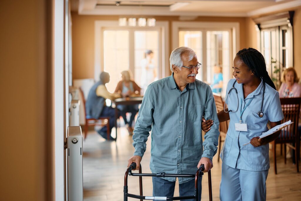 Senior en hébergement temporaire suite à une sortie d'hospitalisation