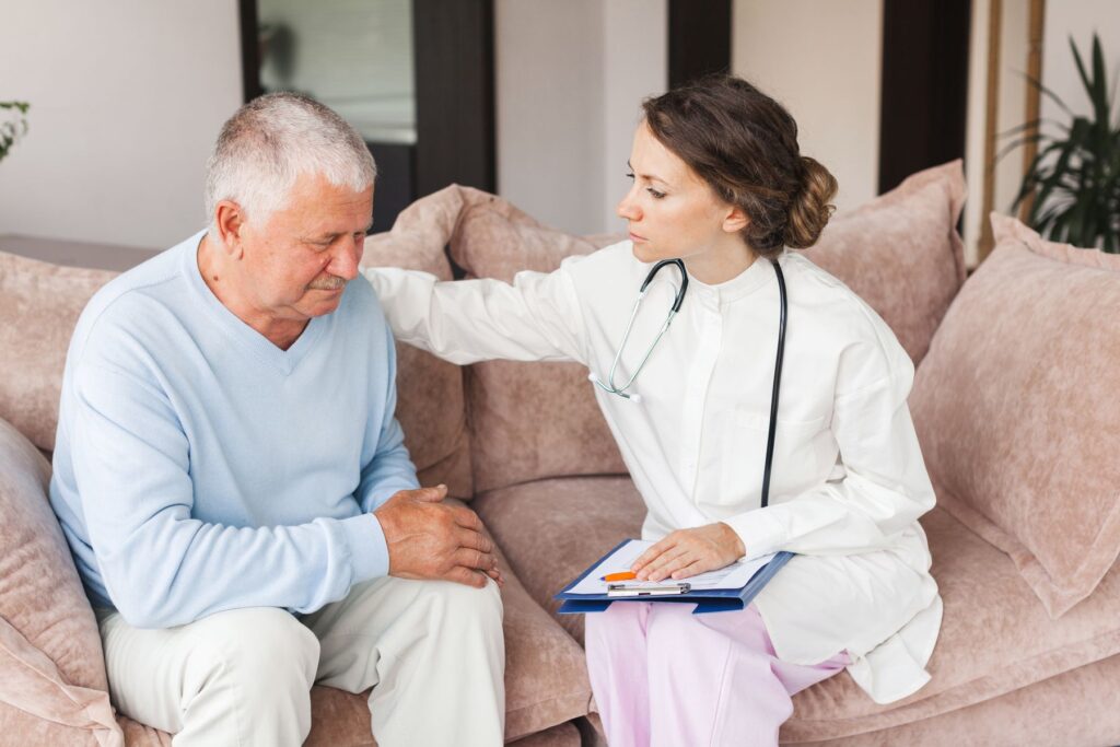 visite médicale à domicile pour un senior en soins palliatifs