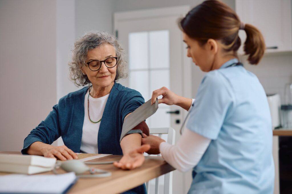Médecin qui surveille la tension artérielle d'une senior diabétique