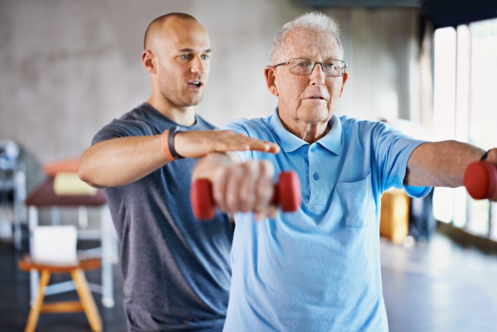 Senior faisant de la kinésithérapie pour prévenir de la démence vasculaire