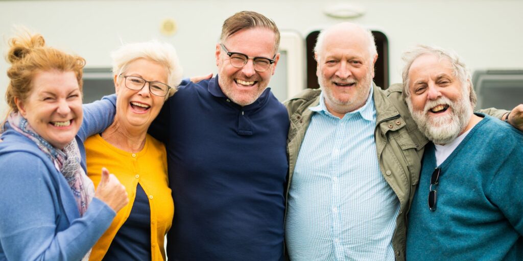 Seniors qui maintiennent une vie sociale active pour retarder les premiers signes d'Alzheimer