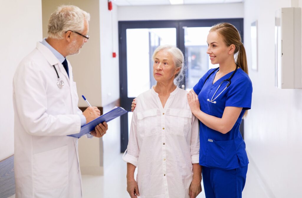 senior en USLD avec le personnel soignant